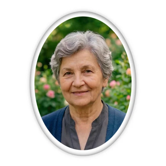 Kolorowe owalne zdjęcie nagrobkowe o wymiarze 7x10 cm na białym tle, na fotoceramice znajduje się zdjęcie starszej kobiety