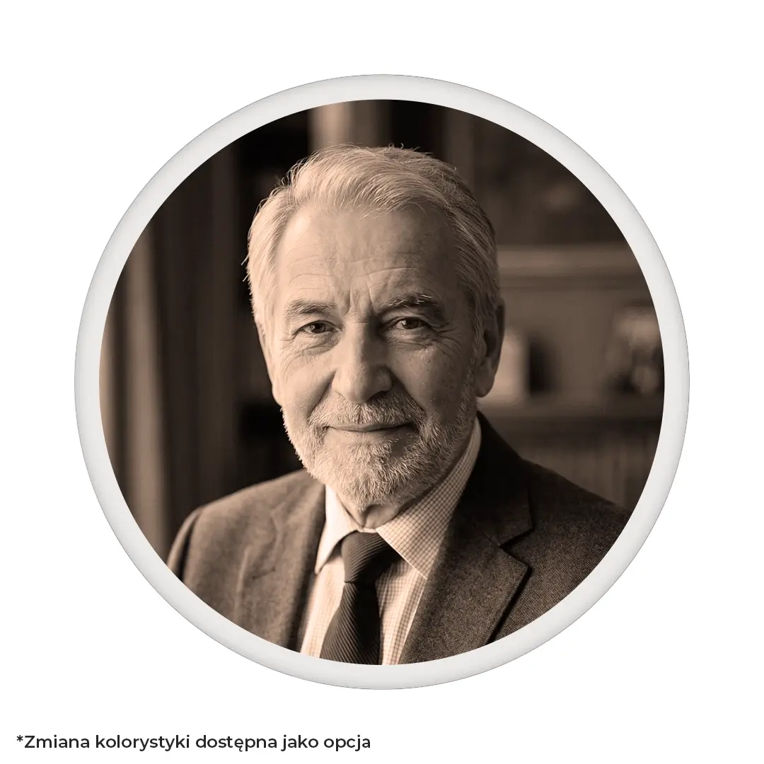 ortretowa fotografia nagrobkowa w ciepłym tonie sepii. Okrągłe, porcelanowe zdjęcie na nagrobek z delikatnym białym paskiem.