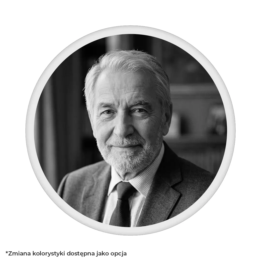 Klasyczna fotoceramika czarno-biała. Okrągłe zdjęcie na pomnik z portretem uśmiechniętego starszego mężczyzny w garniturze i z białym marginesem.